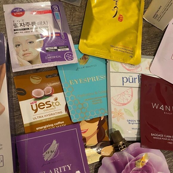 Mixed bundle of facial masks in tote and carry case - Picture 4 of 8
